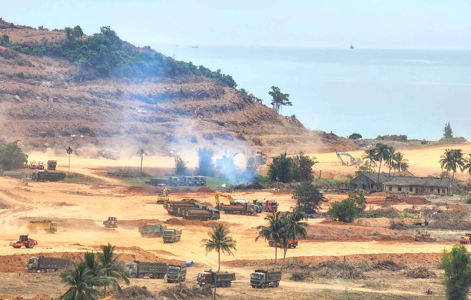 Hình ảnh thực tế công trường thi công dự án Vinhomes Làng Vân tháng 8/2025 với hàng chục xe tải, máy xúc và thiết bị san lấp đang hoạt động liên tục