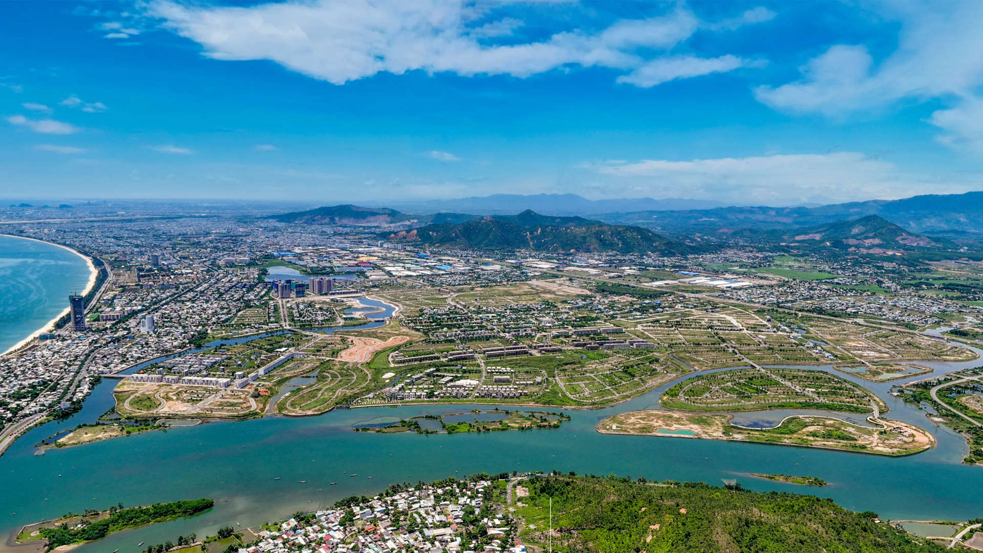 Hình ảnh tổng quan mới nhất năm 2025 của khu đô thị Vinhomes Golden Hills Đà Nẵng nhìn từ trên cao, bao trọn dòng sông Cu Đê và trục đại lộ Nguyễn Tất Thành nối liền trung tâm.